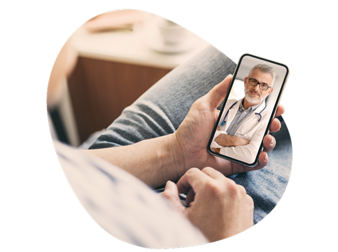 Persona durante un teleconsulto medico da smartphone con un dottore in videochiamata