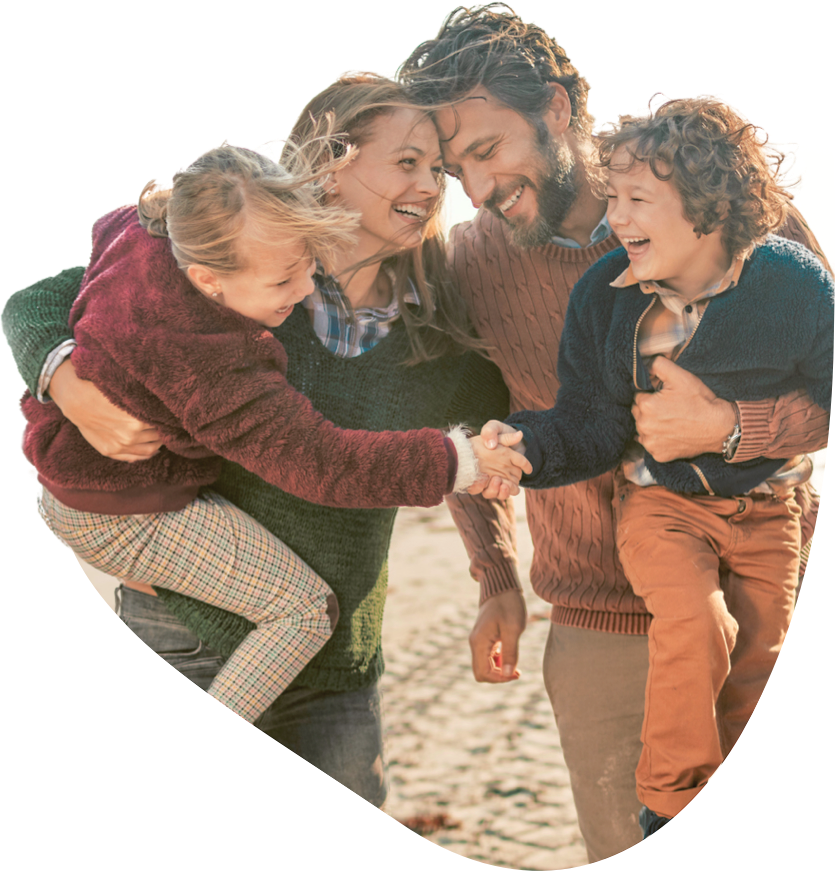 Famiglia sorridente all’aperto, immagine simbolo di welfare e salute per aziende e fondi sanitari.