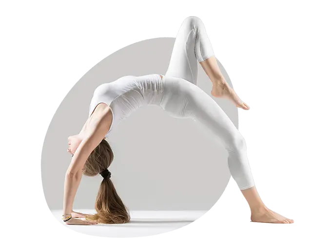 Donna in abbigliamento sportivo esegue un ponte yoga