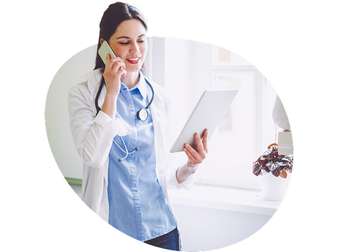 Medico al telefono consulta un tablet per un servizio di telemedicina