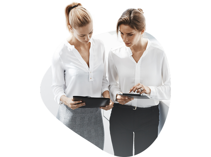 Due professioniste consultano un tablet, immagine rappresentativa dei servizi e delle attività aziendali.