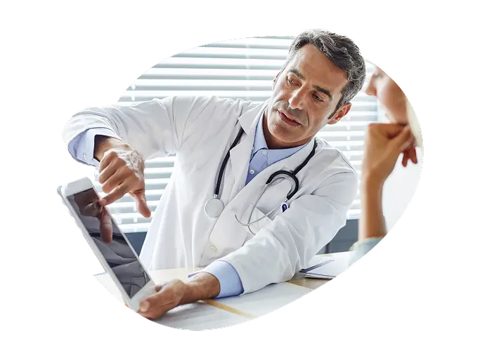 Medico mostra un tablet durante un consulto